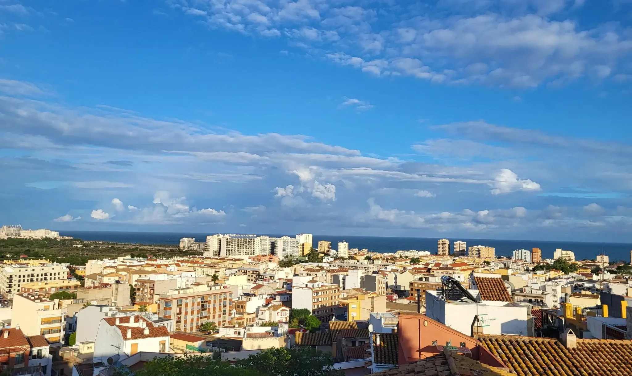 Les toits de la vieille ville d'Oropesa et la mer